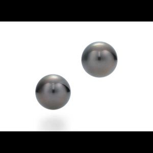 Black pearl earrings